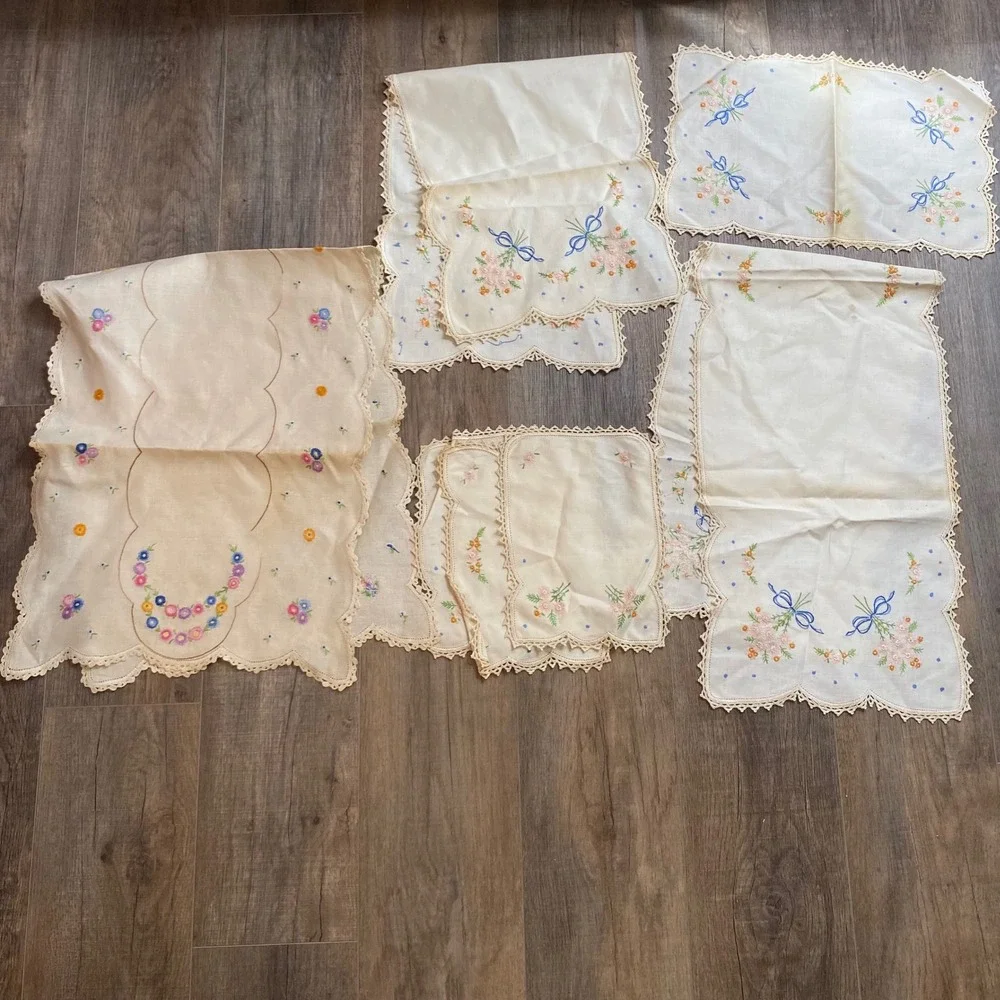 Vintage Hand Embroidered Floral Linen Table Runner Placemat Set Scalloped LOT